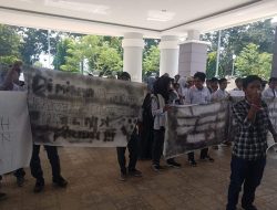 Tuntut Kepseknya Dicopot, Puluhan Siswa Campalagian Datang Di DPRD Polman