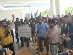 Harga Sawit Anjlok, HMI Geruduk Gedung DPRD Sulbar