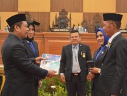 Amalia Berharap Segala Kekurangan Diperbaiki saat Serahkan Pimpinan DPRD Sulbar