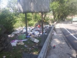 Sampah Berserak di Tepi Jalan Gatot Subroto Mamuju