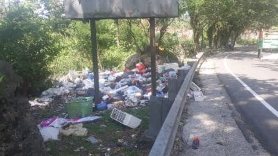 Sampah Berserak di Tepi Jalan Gatot Subroto Mamuju