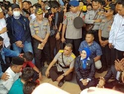 Baru Dilantik Ketua DPRD Sulbar Sementara Terima Massa Demonstran