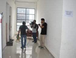 Cegah Penyebaran Covid-19, Diskominfo Sulbar Lakukan Penyemprotan Disinfektan