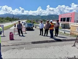 Peduli Keselamatan Berlalu Lintas, Polda Sulbar Lakukan Perbaikan Jalan di Arteri