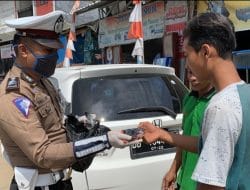 Operasi Keselamatan, Ditlantas Polda Sulbar Bagi-bagi Masker