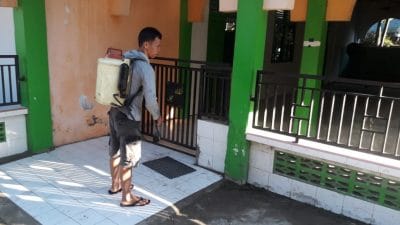 Memutus Mata Rantai Penyebaran Covid-19, Remaja Mesjid Tallambalao Lakukan Penyemprotan Disinfektan