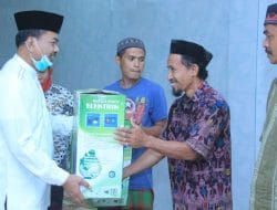 Pemkab Majene Serahkan Bantuan Kelompok Tani dan Pengurus Masjid di Puawang