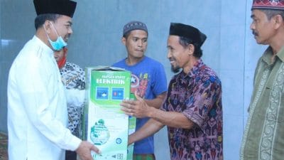 Pemkab Majene Serahkan Bantuan Kelompok Tani dan Pengurus Masjid di Puawang