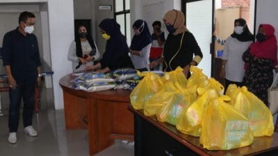 Dinas Kominfo Sulbar Bagikan Ratusan Paket Sembako Kepada Masyarakat Yang Terdampak Covid-19
