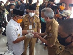 Gubernur Sulbar Serahkan 1 Unit Mobil Ambulance di Polman