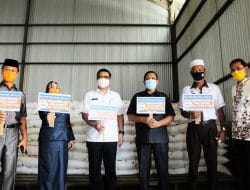 Pemprov Sulbar dan Perum Bulog Salurkan Bantuan Beras Kepada Warga Transmigrasi