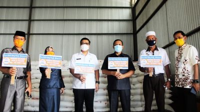 Pemprov Sulbar Bersama Perum Bulog Salurkan Bantuan Beras Kepada Warga Transmigrasi Wilayah Sulbar