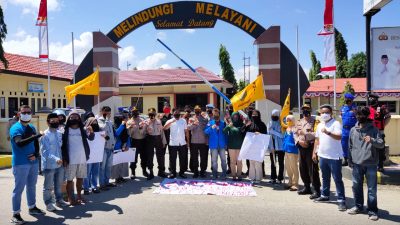Aksi PMII Berjalan Damai dan Kondusif, Polres Majene Bagikan Masker