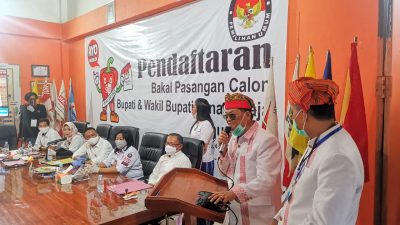 Daftar ke KPU Tana Toraja, Nico-Victor Kompak Pakaian Adat