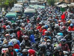 Ribuan Buruh Blokir Jalan, Tolak Penetapan UU Cipta Kerja