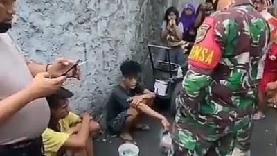 Viral! Kepala Tukang Ondel-Ondel Ditendang Anggota TNI Karena Curi HP
