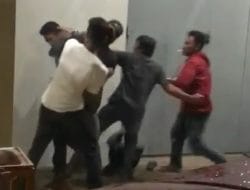 Viral!, Aksi Pengeroyokan di Depan Sebuah Bank di Palattae, Bone