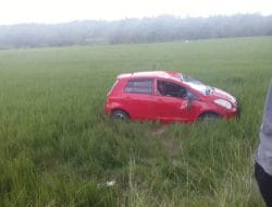 Lakalantas Bone: Mobil Toyota Yaris Terperosok ke Sawah