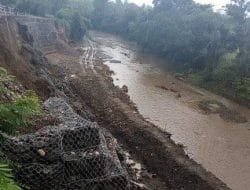 Belum Cukup Sebulan, Proyek Penahan Abrasi Bernilai 1,5 M Amblas di Sanrego, Bone