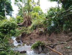 Tertimbun Material Longsor, Akses Jalan Menuju Desa Ratte Terputus