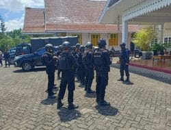 1 SST Brimob Bone Kawal Rombongan Penyaluran Bantuan Bencana Alam dari Bone ke Sulbar