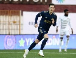 Mesut Ozil Bergabung ke Klub Sepak Bola Turki Fenerbahce dan Melakukan Debut Pertamanya di Super Lig Turki