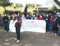 Puluah Mahasiswa Gelar Aksi di Halaman Kantor DPRD Sulbar Tolak Perusahaan Kelapa Sawit