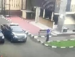 Breaking News: Terekam CCTV Terduga Teroris Serang Mabes Polri