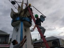Warga Desa Tungke dan Aparat Polsek Bengo Gotong Royong Benahi Lampu Jalan