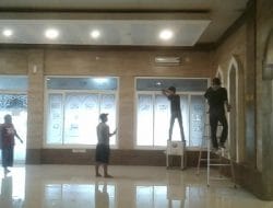 Menyambut Romadhon, Jama’ah Masjid Al-Fatah Bawaslu Kota Makassar Bersih Masjid