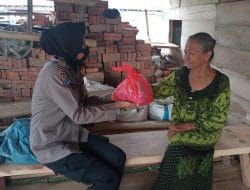 Personel Polsek Tellusiattinge Berikan Bantuan ke Warga
