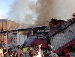 Diduga Karena Tabung Gas Meledak, 11 Bangunan di Pasar Laccibungnge Ludes Terbakar