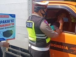 Dalam Operasi Keselamatan 2021, Polantas Bone Bagikan Masker ke Pengendara