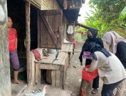 Komunitas Milenial Keren Berbagi Takjil dengan Menyasar Rumah Warga