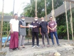 A. Akmal Pasluddin Salurkan Bantuan Pembangunan Tribun Lapangan Andi Makkulau, Taccipi