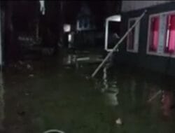 Akibat Hujan Deras, Tumpukan Sampah di Desa Pambusuang Penyebab Meluapnya Air