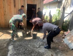 Aparat Brimob dan TNI Bantu Pengerjaan Bedah Rumah Mustamin di Bone