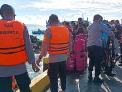 Tim SAR Brimob Bone Evakuasi Barang Korban Ledakan Kapal di Pelabuhan Bajoe