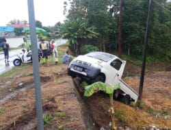 Laka Tunggal di Lapri, Mobil Pick Up Tergelincir ke Sawah