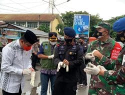 Menekan Angka Penularan Covid19, Brimob Bone dan Forkopimda Bagikan Masker ke Masyarakat