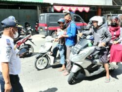 Sambut HUT RI Ke-76, Kaperwil Sulbar Lensarakyatcom Berbagi Masker dan Stiker