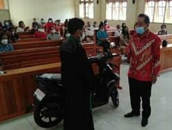 Alfreds Tonggiroh Serahkan Bantuan 1 Unit Motor Pada Jemaat GPID Getsemani Tanalanto