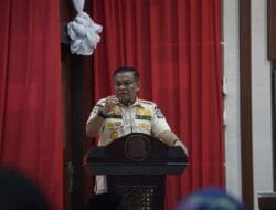 Bupati Bone Serahkan 124 Surat Izin Cuti Bagi Kades yang Ingin Mencalonkan Kembali
