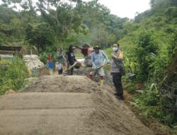 Bhabinkamtibmas Desa Paku Monitoring Pembangunan Jalan Desa