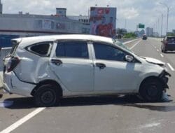Mobil Daihatsu Sigra Melayang di Tol Pettarani