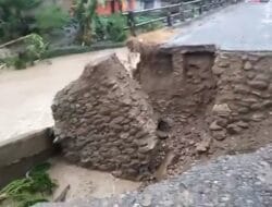 Jembatan Tallambalao di Majene Ambruk