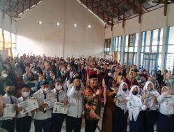 A. Muawiyah Ramli Bagikan Dana Aspirasi Beasiswa PIP di SMP 7 Watampone