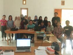 Para peserta pelatihan berfoto dengan mentor