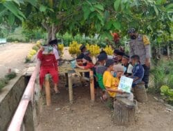 Membaca Bersama Anak – Anak, Ngabuburit Ala Bhabinkamtibmas Polsek Ponre