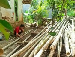 Demi Sesuap Nasi, Pria Tua di Pemalang Jual Tangga Bambu